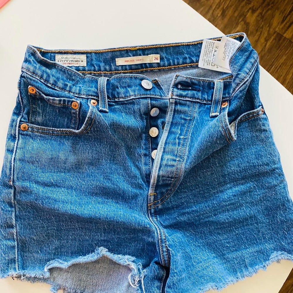 Women’s Levi’s rib cage shorts